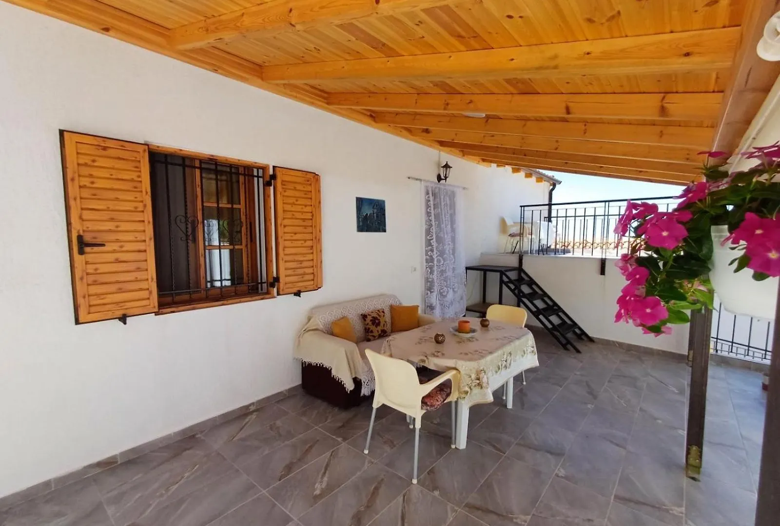 Fotis Apartment location
